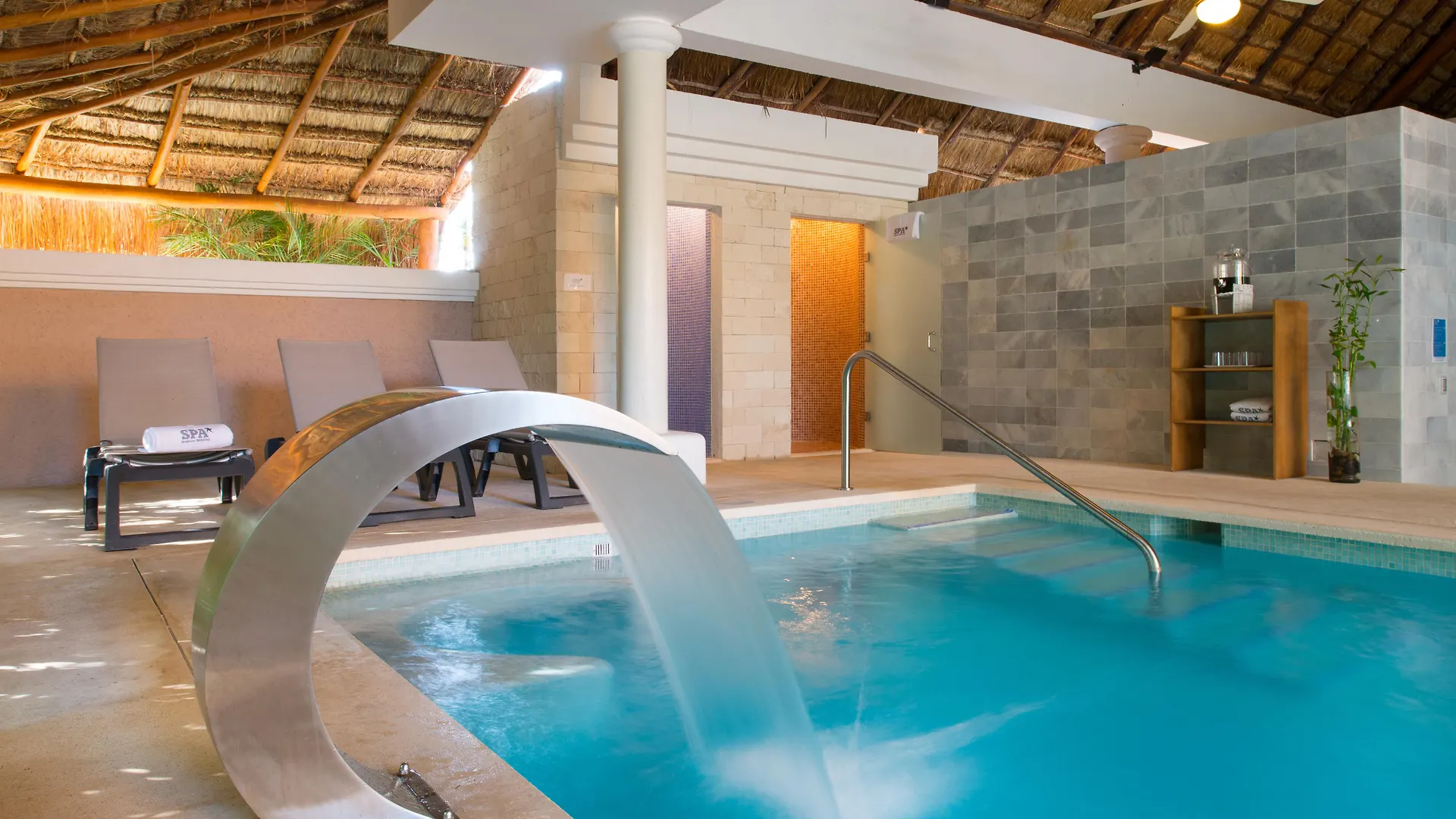 ホテル Iberostar Waves Quetzal プレヤデルカーメン